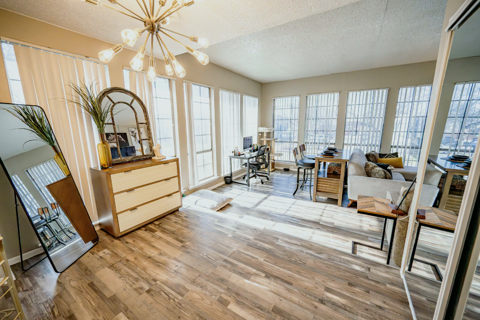 Villa Encanto living and dining area with large windows and wood-look flooring