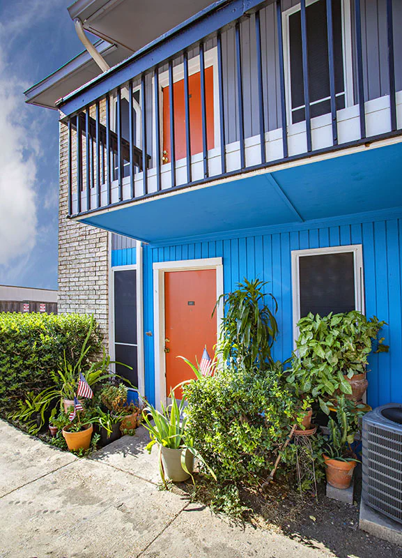 Ground-floor Villa Encanto apartment entrance surrounded by greenery